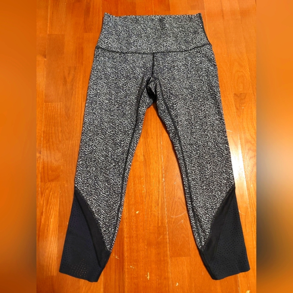 Lululemon Cropped yoga active pants leggings size 8